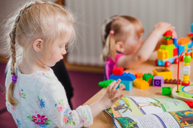 Jak metoda Montessori wspiera rozwój samodzielności u dzieci?
