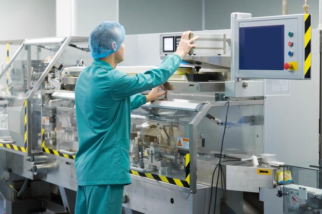 Jak technologia wpływa na rozwój nowoczesnych maszyn w produkcji farmaceutycznej?